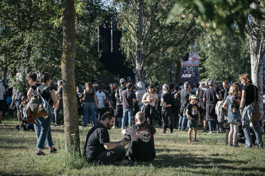Asistentes del Azkena Rock Festival descansando y disfrutando del concierto desde la zona verde del recinto.
