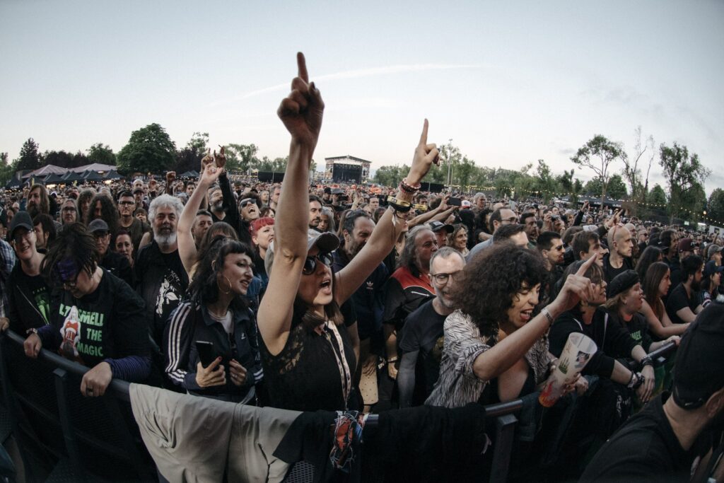 Público disfrutando en primera fila en el Azkena Rock Festival, con los brazos en alto y ambiente de euforia.