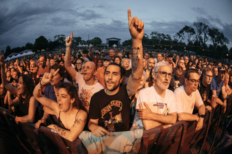 Multitud entregada en primera fila del Azkena Rock Festival durante un concierto al aire libre.