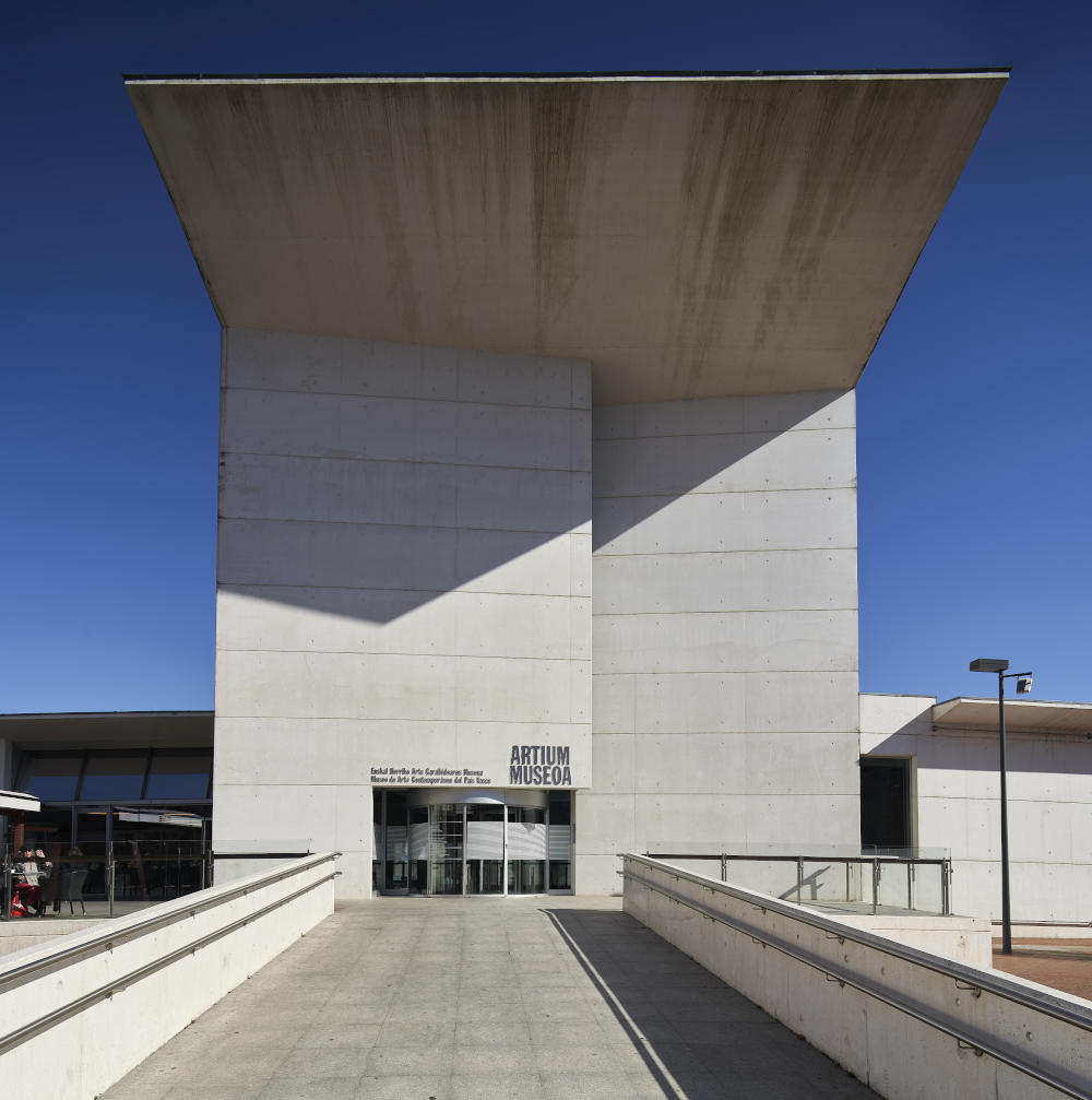 Fachada principal del Museo Artium en Vitoria-Gasteiz, edificio moderno de hormigón con gran estructura rectangular.