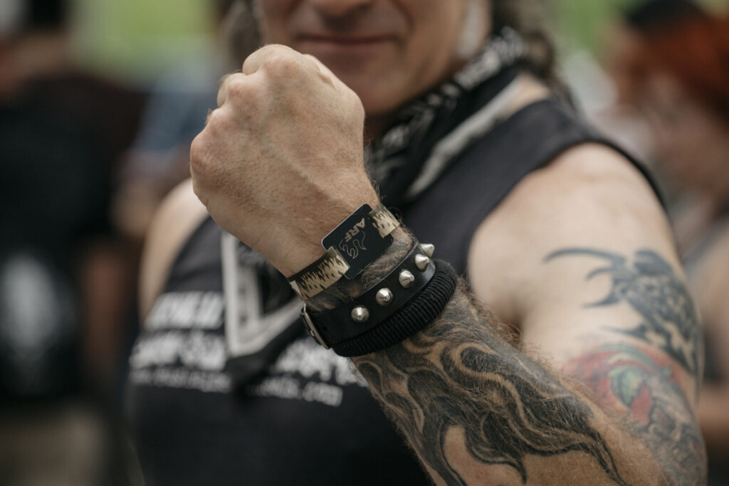 Primer plano del brazo de un asistente al Azkena Rock Festival mostrando la pulsera oficial del festival.
