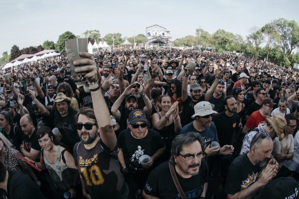 Público levantando vasos en un concierto de ARF.
